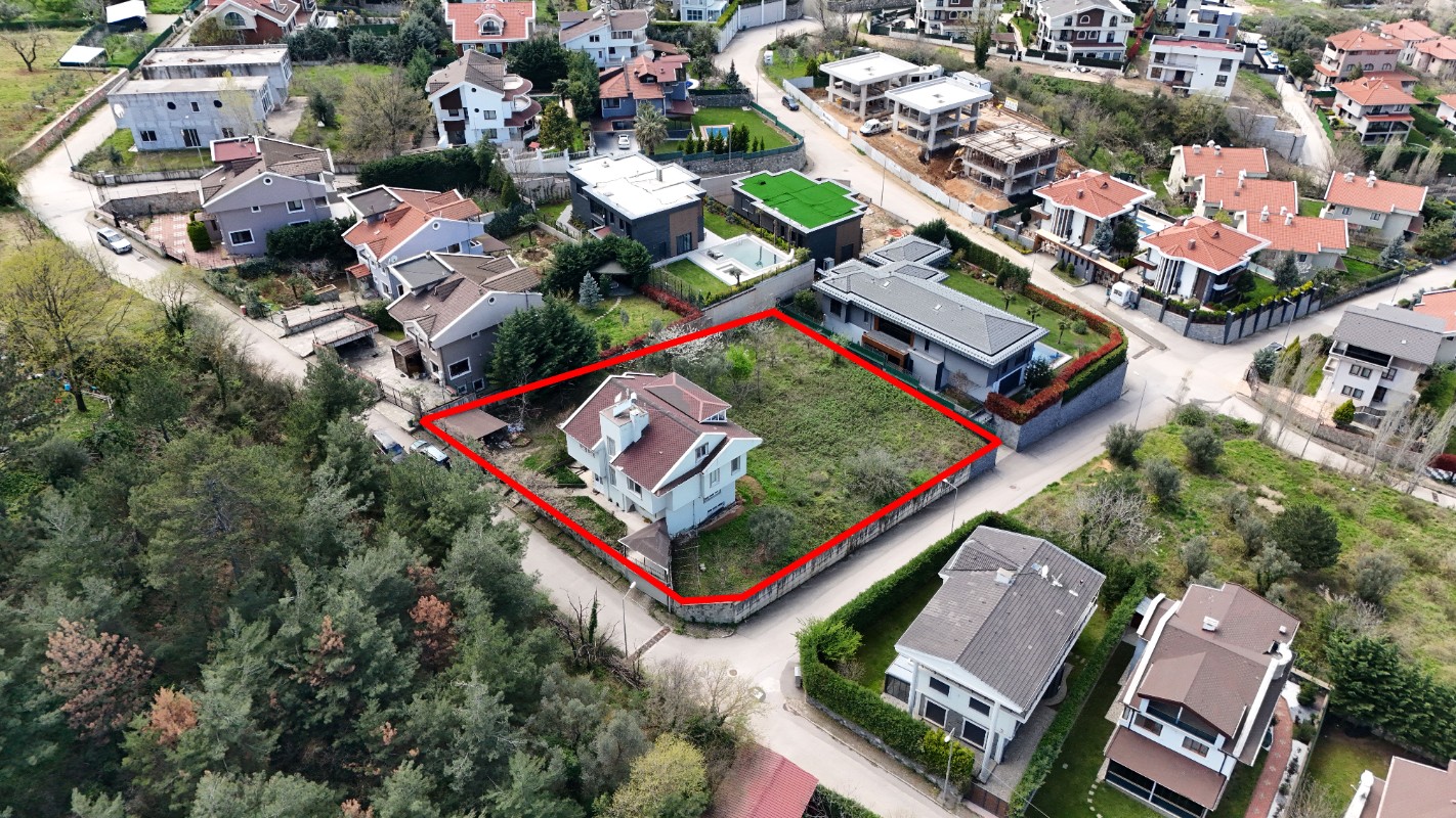 Bursa Doburcada 2 Parsel Üzerinde, 7+1 Villa ve 750 m² Arsa