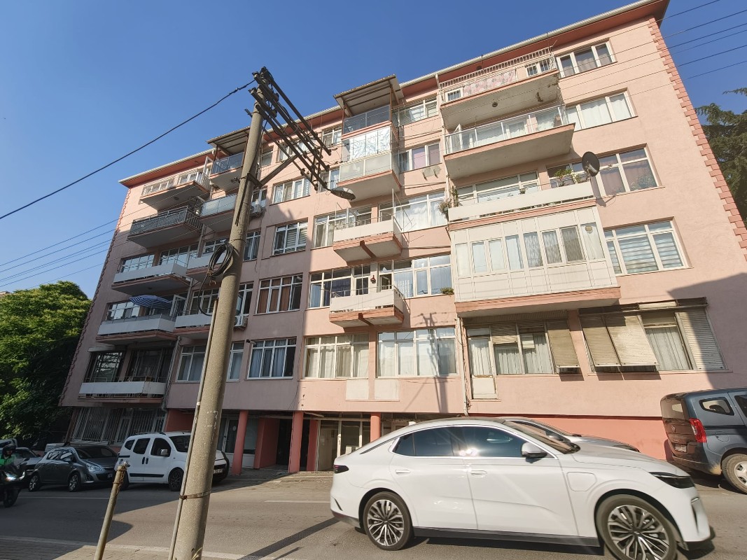 MAKSEM 'DE İÇİ FULL YENİLENMİŞ SATILIK 2+1 DAİRE