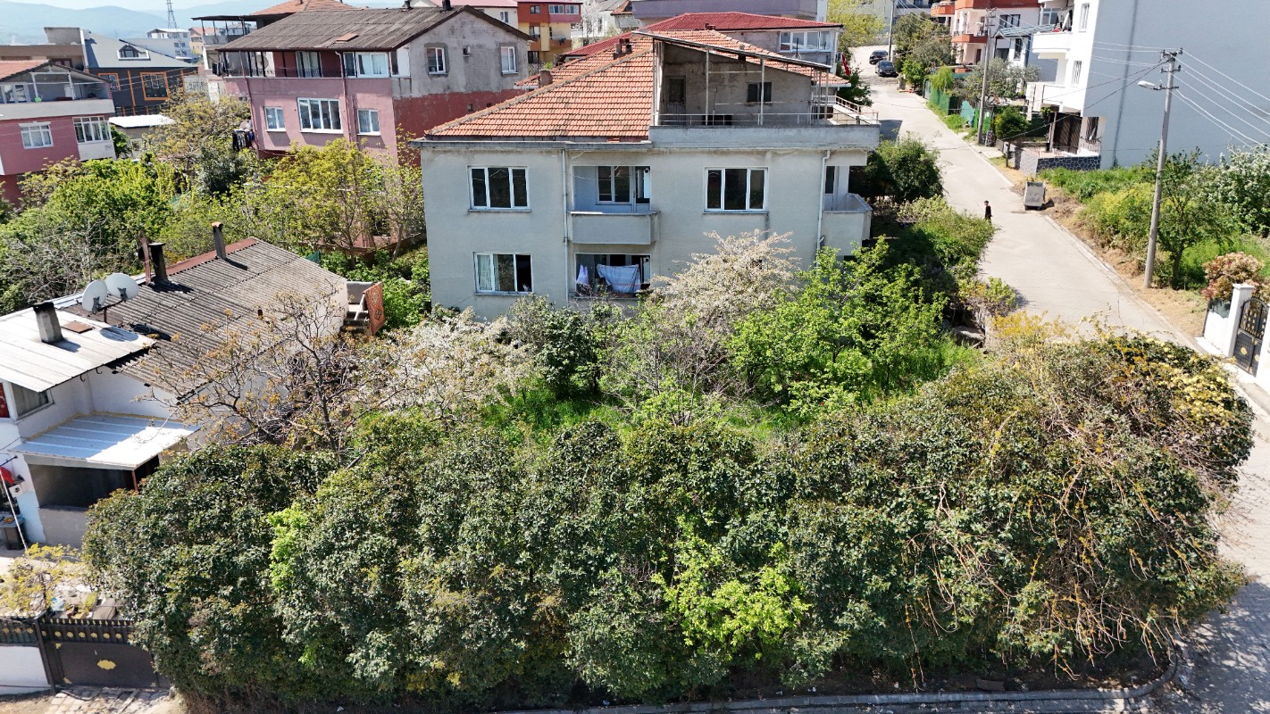 YALOVA MERKEZ BAYRAKTEPE MAHALLESİNDE SATILIK BİNA + ARSA