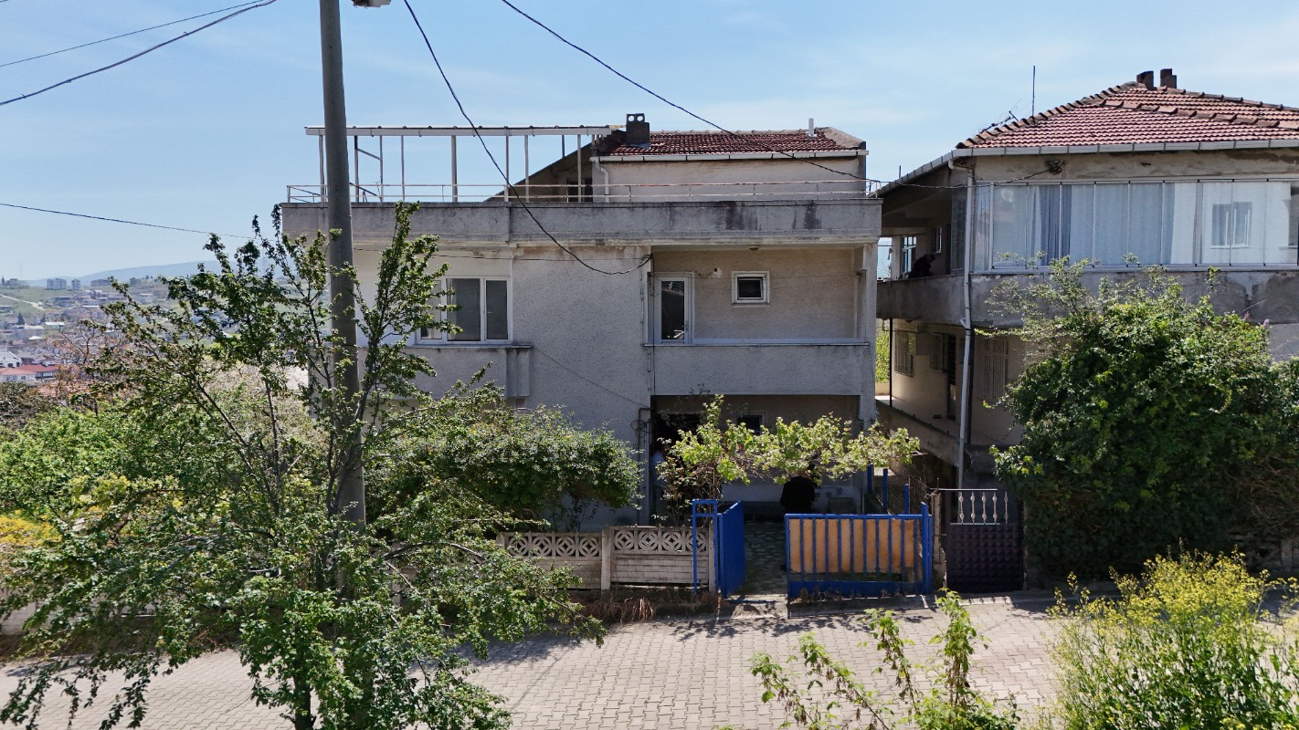 YALOVA MERKEZ BAYRAKTEPE MAHALLESİNDE SATILIK BİNA + ARSA