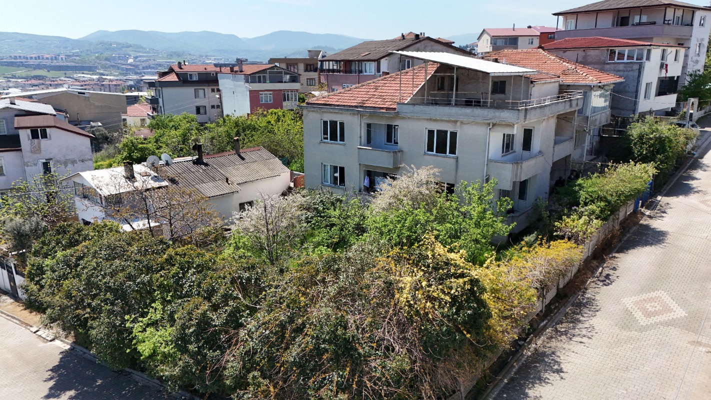 YALOVA MERKEZ BAYRAKTEPE MAHALLESİNDE SATILIK BİNA + ARSA