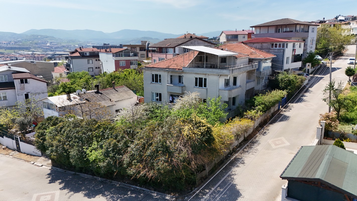 YALOVA MERKEZ BAYRAKTEPE MAHALLESİNDE SATILIK BİNA + ARSA